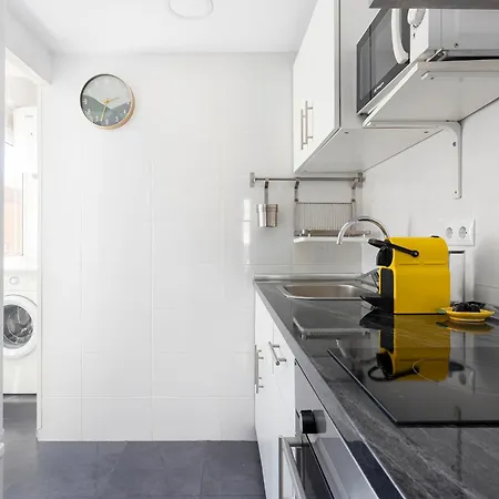 דירה Lovely Attic With Terrace